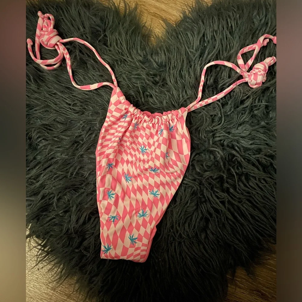 Frankie’s Bikinis NWOT Tia String Bikini Bottoms in Creative Pink Morrison Large